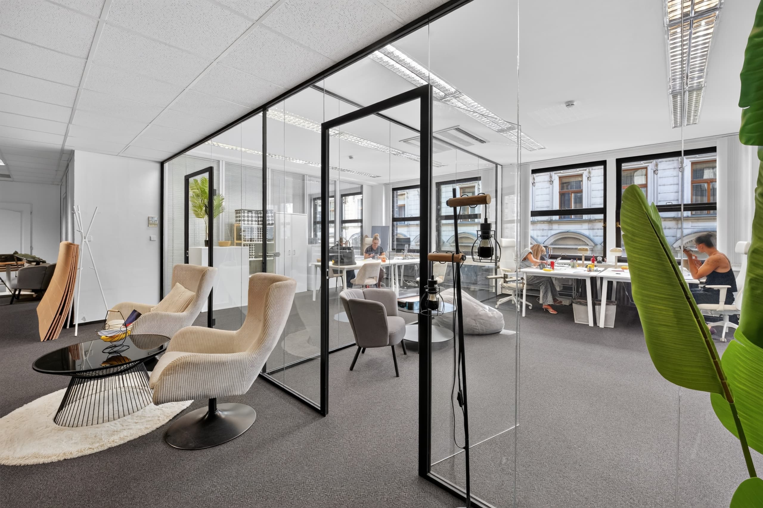 Prosklené místnosti a posezení v prostorách studia